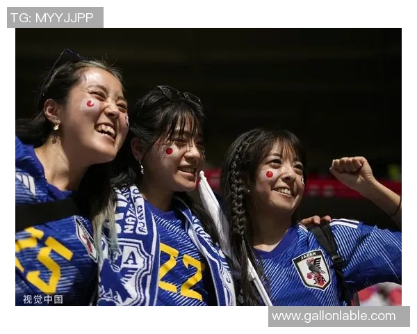 足球明星短袖造型大赏女球迷必看时尚搭配与运动风潮解析